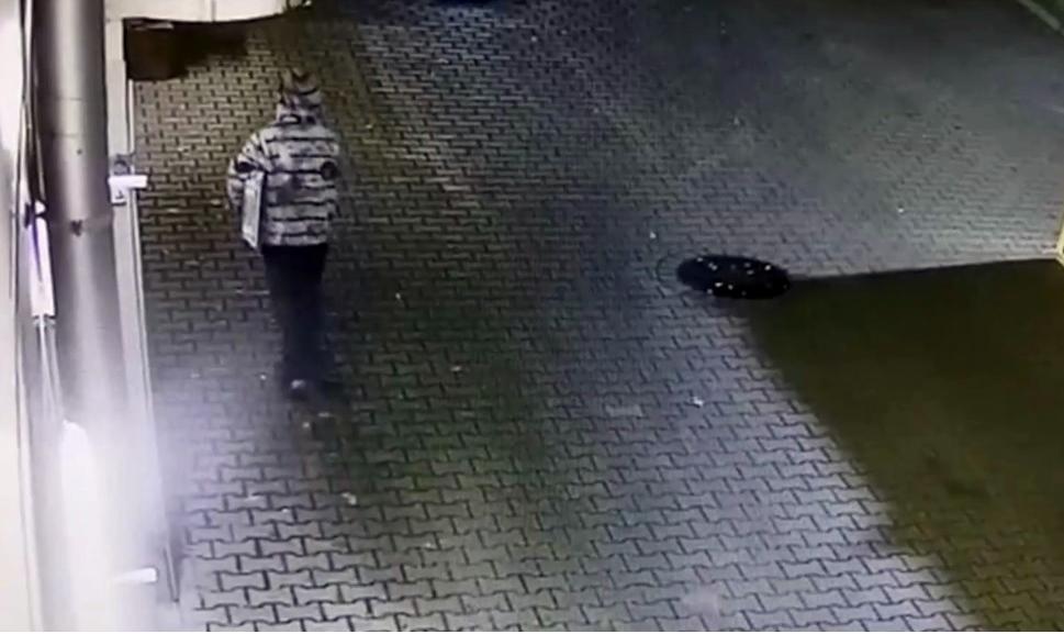 Ukradł grzejnik, żeby go wyrzucić. Teraz nie uniknie kary [VIDEO]