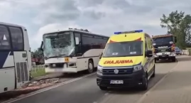 Zdjęcie przedstawia: Wypadek dwóch autokarów z dziećmi na DW 591 koło Kętrzyna. Droga była całkowicie zablokowana