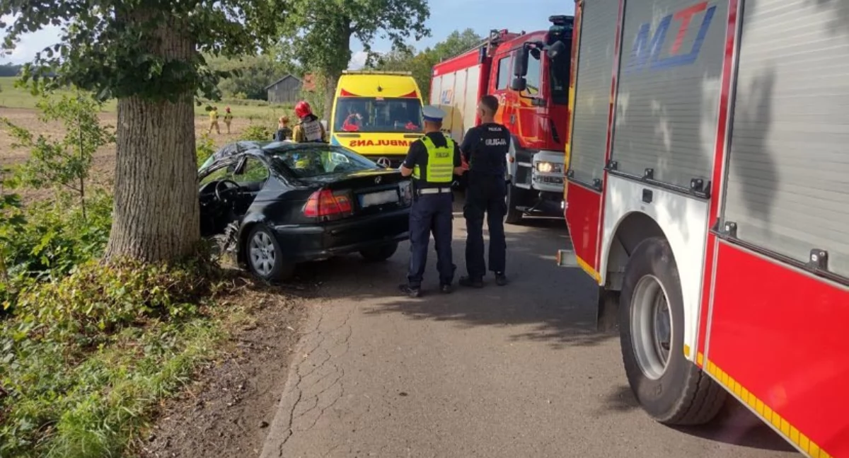 Wypadek w Łabnie (gm. Lidzbark Warmiński): Młody kierowca bmw uderzył w drzewo. Trafił helikopterem do szpitala