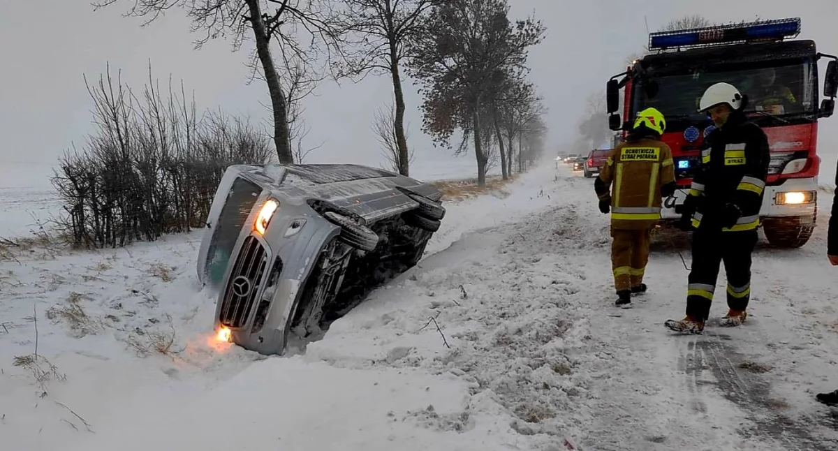 Utrudnienia na drodze krajowej nr 51 w okolicy Samolubia. Ruch wahadłowy po kolizji Mercedesa