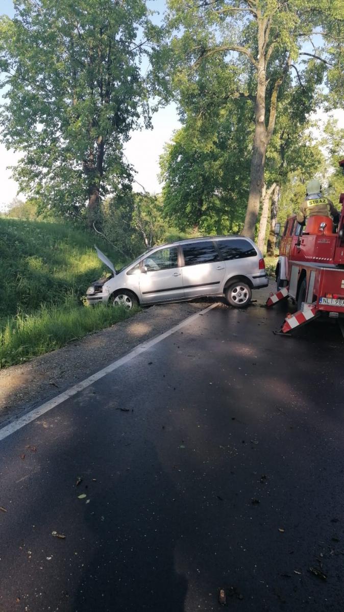 Gałąź spadła wprost pod koła, a kierowca wylądował w rowie
