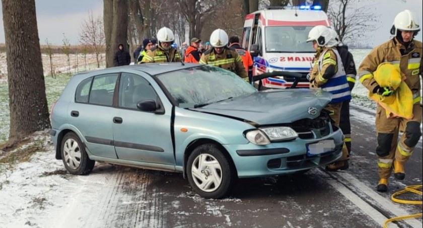 Zjechał z drogi i uderzył w przydrożne drzewo. 61-latek trafił do do szpitala