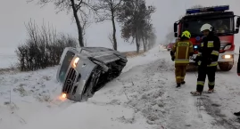 Utrudnienia na drodze krajowej nr 51 w okolicy Samolubia. Ruch wahadłowy po kolizji Mercedesa