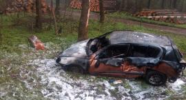 Auto po uderzeniu w drzewo stanęło w płomieniach. Ki&hellip;