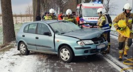 Zjechał z drogi i uderzył w przydrożne drzewo. 61-latek trafił do do szpitala
