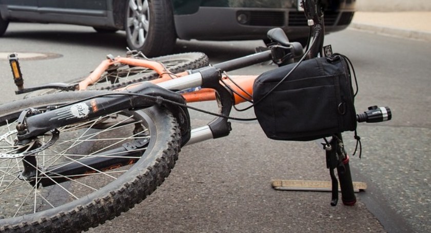 Potrącił 12-letnią rowerzystkę na przejściu dla pieszych w Sępopolu  i odjechał z miejsca zdarzenia. Policja szuka świadków