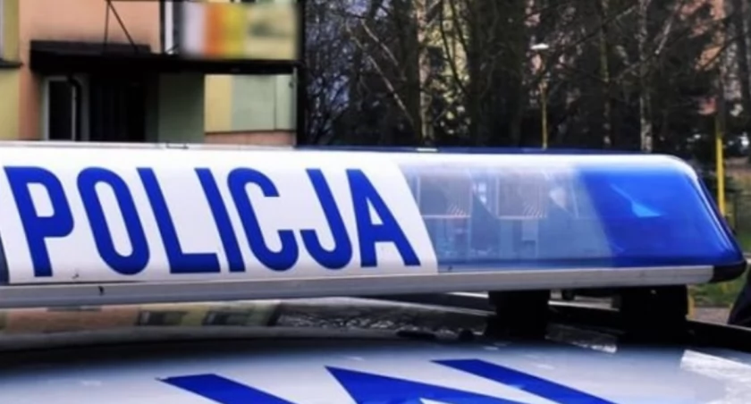 Najpierw jeździł po Bartoszycach z uszkodzonym kołem, potem pijany trafił w ręce policji. Twierdzi, że pił na parkingu