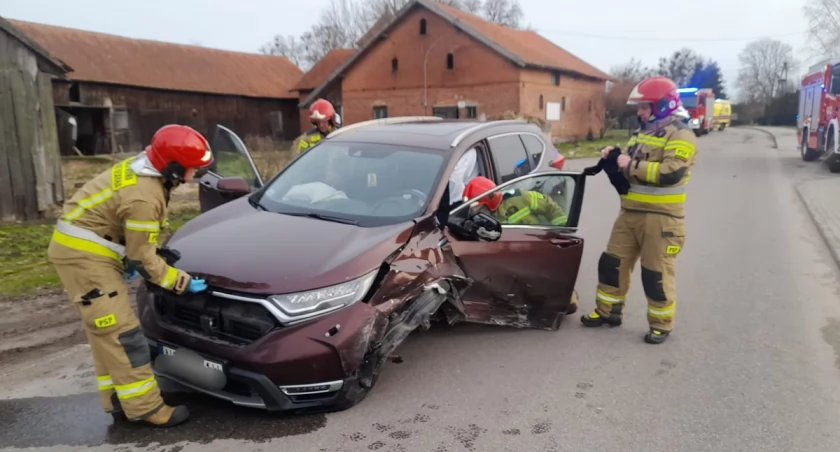 Groźny wypadek w Rodnowie. Po zderzeniu aut z hondy odpadło koło, a następnie uderzyło w szybę czołową audi