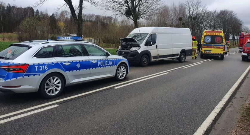 Wypadek w Osiece. Bus uderzył w samochód osobowy. Kobieta trafiła do szpitala [ZDJĘCIA]