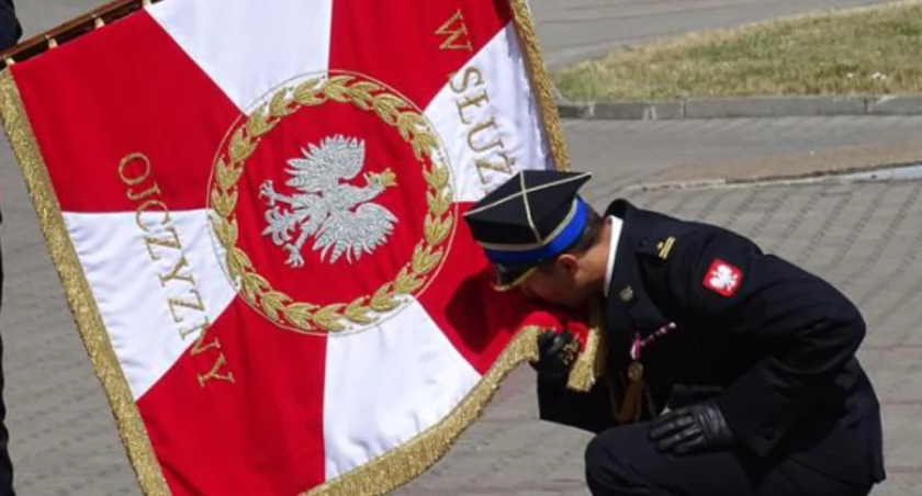 Nowy komendant Powiatowej Państwowej Straży Pożarnej w Bartoszycach mł. bryg. Krystian Masalski odebrał powołanie na stanowisko