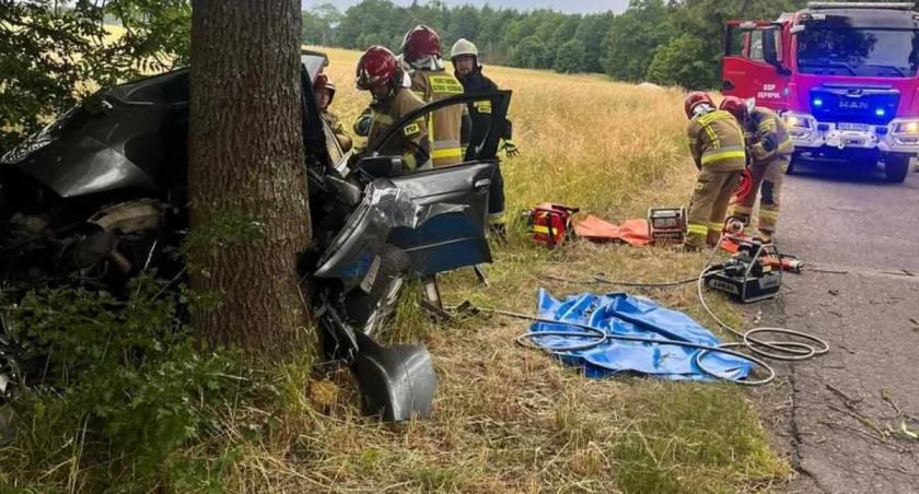 Wypadek pod Dzietrzychowem (gm. Sępopol). Pijany 18-latek uderzył w drzewo. Trafił do szpitala
