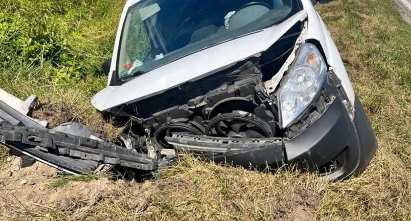 Pijany wjechał do rowu służbowym autem  na trasie Bartoszyce – Kętrzyn i uciekł z miejsca wypadku. 