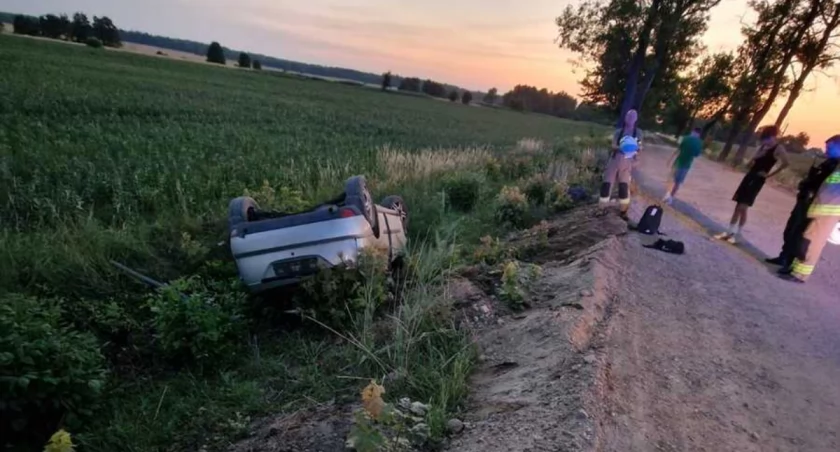 18-latek z Górowa Iławeckiego dachował pod Borytami (gm. Sępopol). Dzień wcześniej otrzymał prawo jazdy