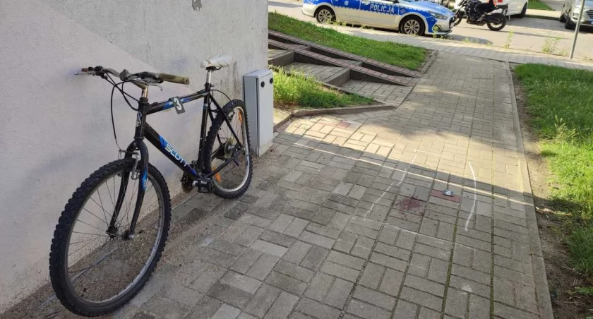 Rowerzysta potrącony na pasach. 44-latek z Bartoszyc trafił do szpitala 