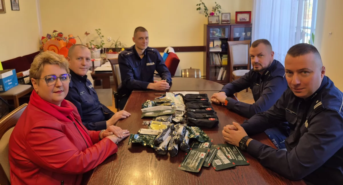 Nowe apteczki dla policjantów w Sępopolu