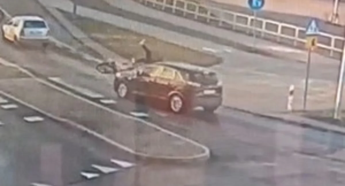 Na rondzie w Bartoszycach rowerzysta potrącony przez samochód