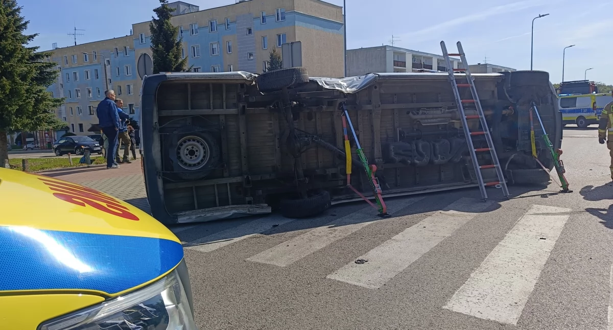 Bartoszyce: Kolizja drogowa z kontrowersyjnym tłem – droga do szpitala zablokowana