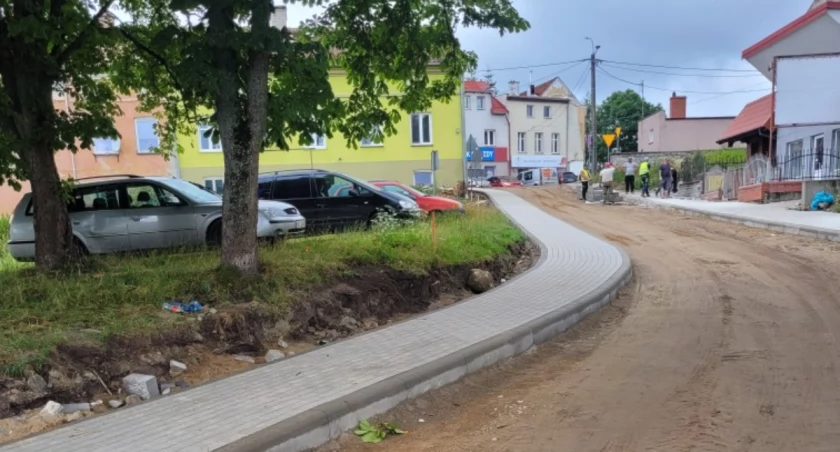 Górowo Iławeckie w letnim tempie, ale do przodu – sezon inwestycji w pełni