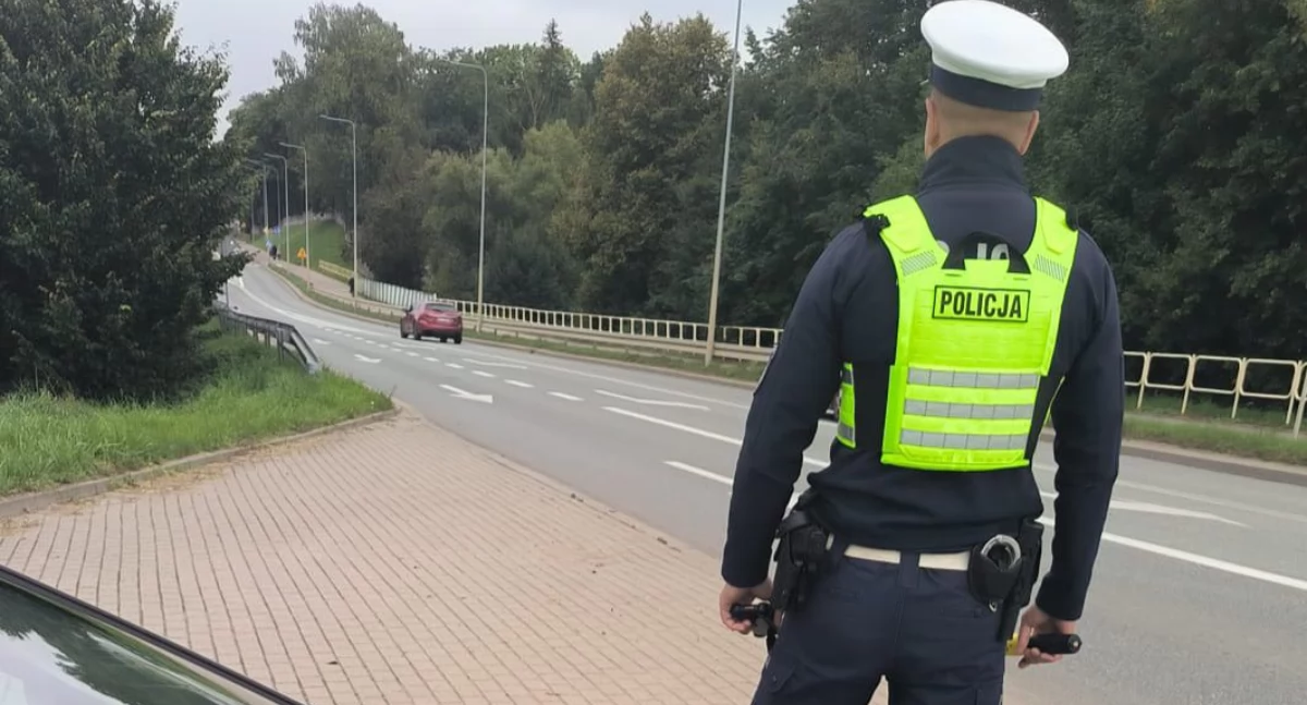 Akcja „Jednoślad” w Bartoszycach – policjanci kontrolują motocyklistów, rowerzystów i użytkowników hulajnóg