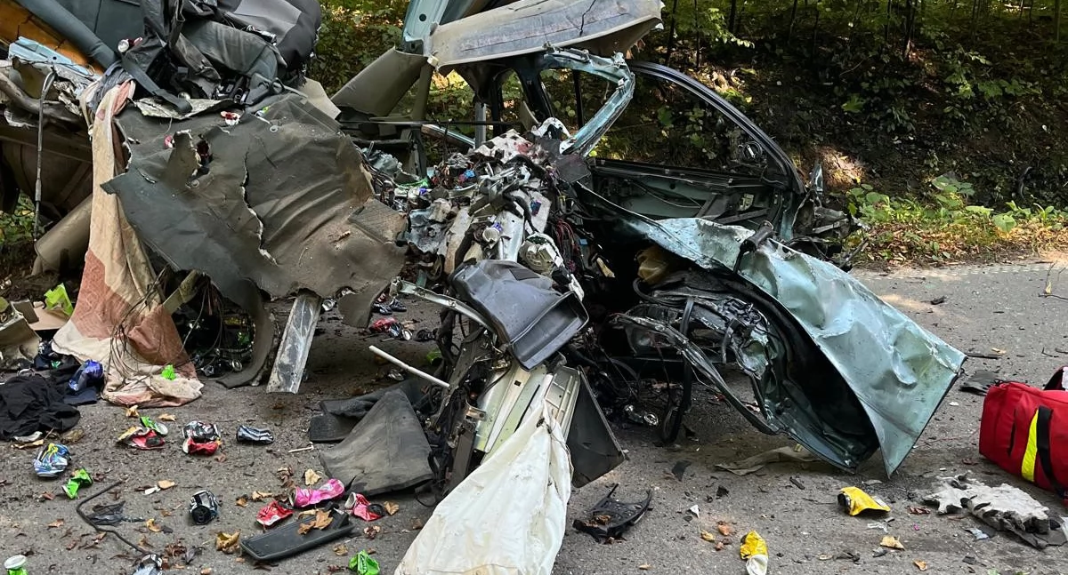 Droga z Galin do Kos zablokowana po tragicznym wypadku. Nie żyje 27-letni kierowca audi