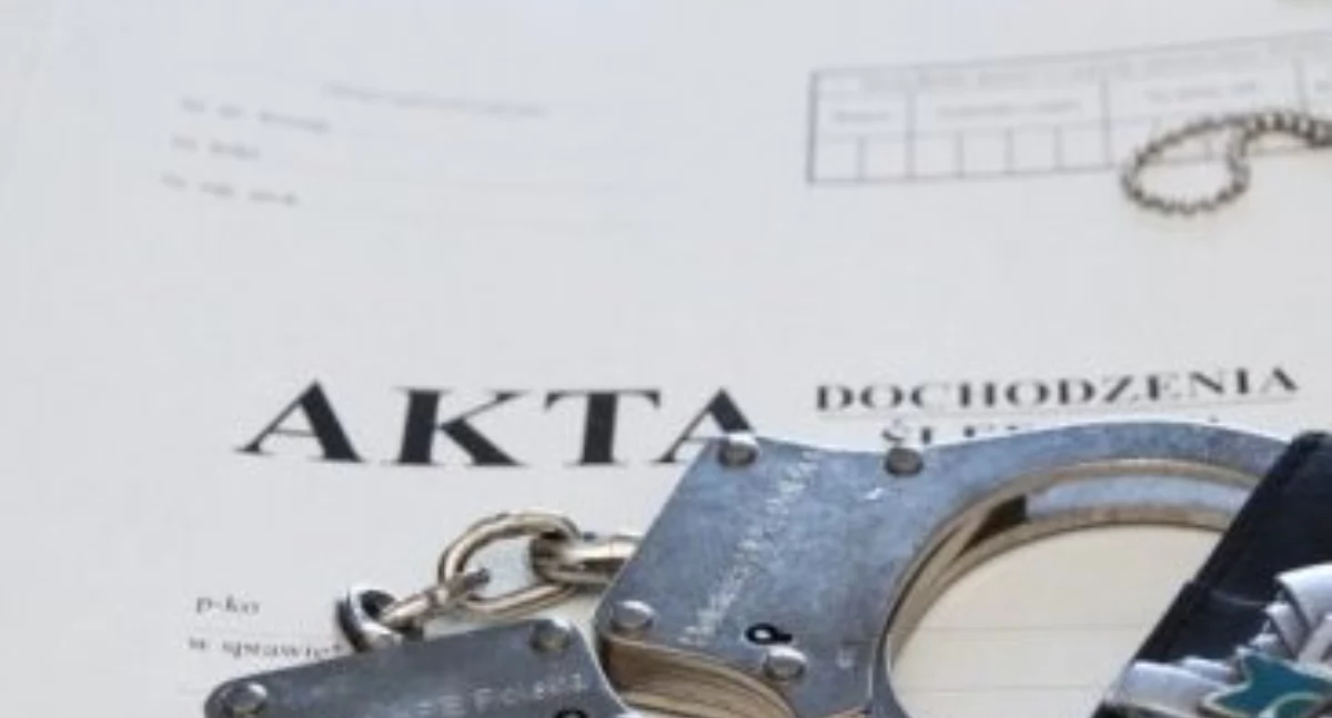 Bartoszyce: Nerwowy pasażer Mercedesa rzucił się na policjantów. W saszetce miał biały proszek i susz