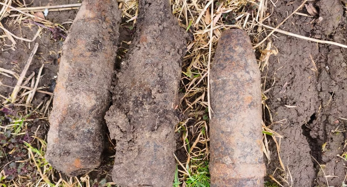 Niebezpieczne znalezisko pod ziemią. 13 pocisków artyleryjskich w gminie Bartoszyce