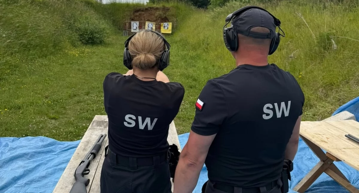 Funkcjonariusze Zakładu Karnego w Kamińsku stale podnoszą swoje kwalifikacje. Szkolenia z samoobrony, strzelectwa i pierwszej pomocy
