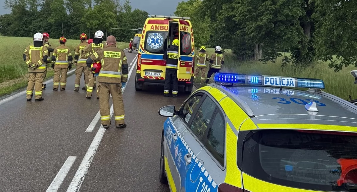 Podsumowanie weekendu na drogach powiatu bartoszyckiego: pijani kierowcy, wypadek motocyklistów i auto na drzewie