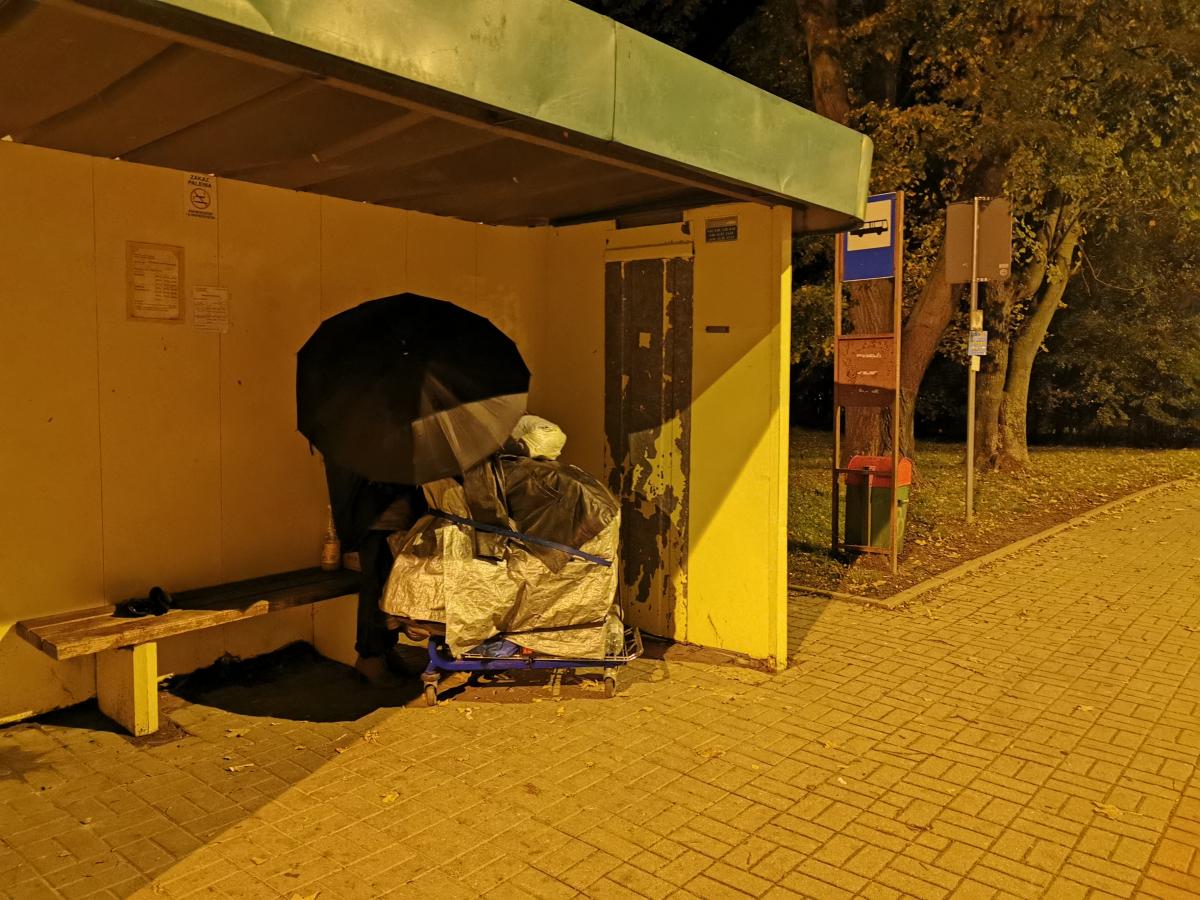 Niemka koczuje na przystanku autobusowym w Bartoszycach
