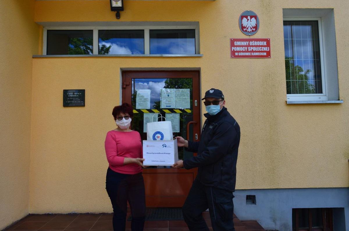 Pracownicy GOPS w Górowie Iławeckim z maseczkami od osadzonych z Kamińska