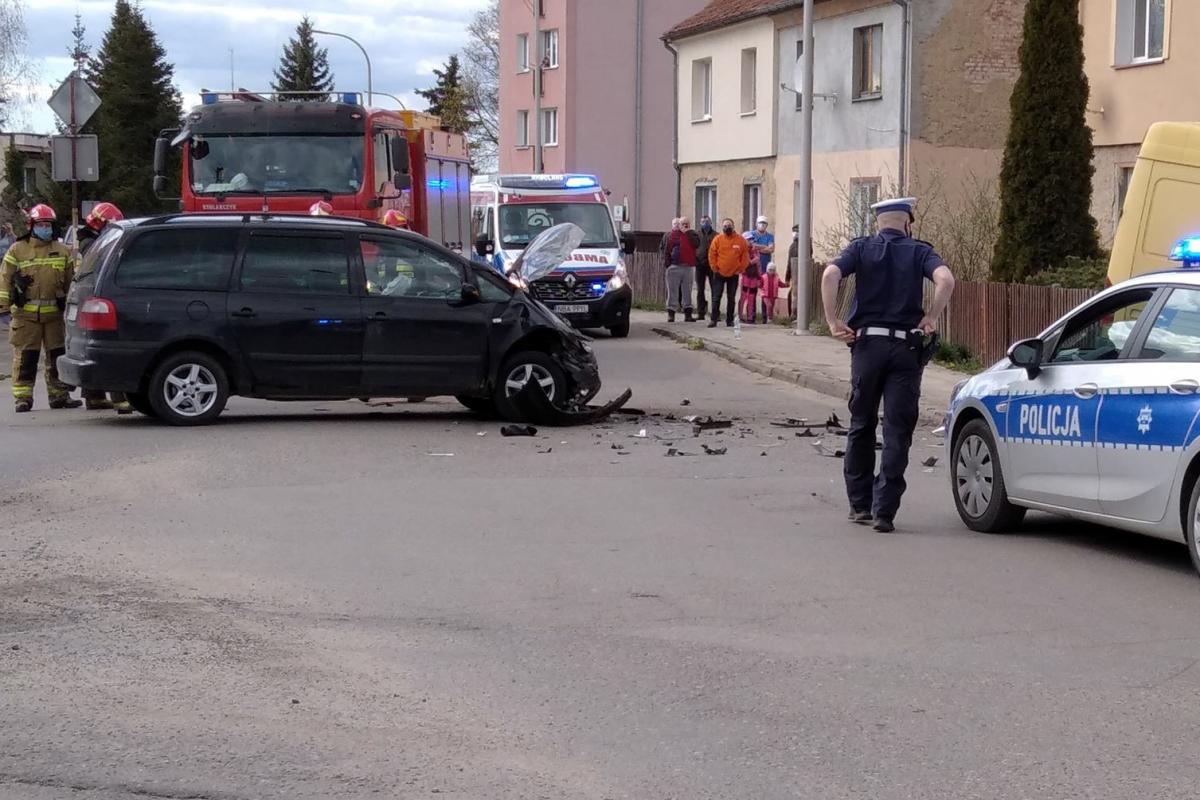 Bartoszyce. Zderzenie dwóch aut na skrzyżowaniu ul. Słowackiego i Mickiewicza [ZDJĘCIA]