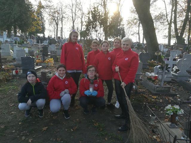 Młodzież porządkowała opuszczone groby