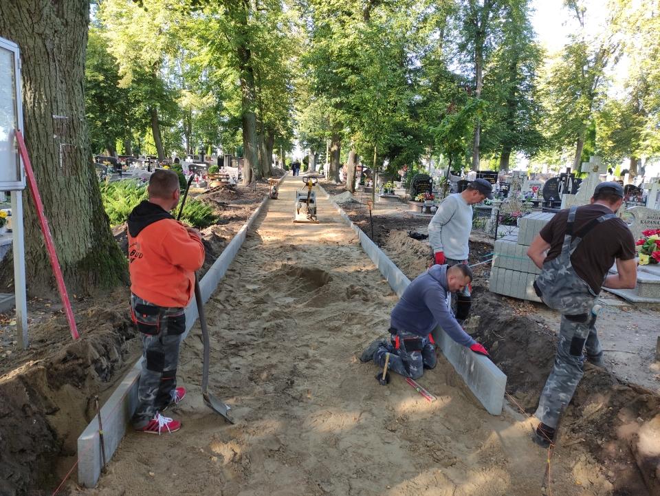 Długo oczekiwany remont głównej alei na cmentarzu w Sępopolu