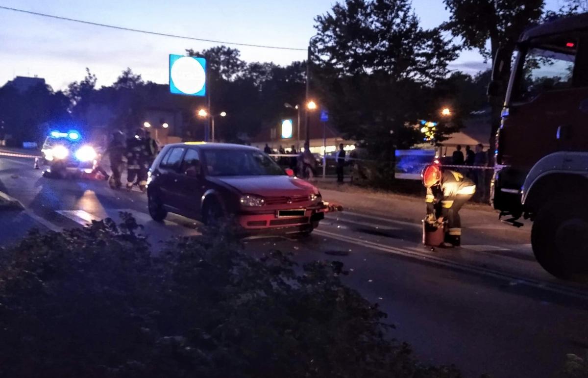 Wypadek na Skłodowskiej w Mrągowie. Motorowerzysta na badaniach