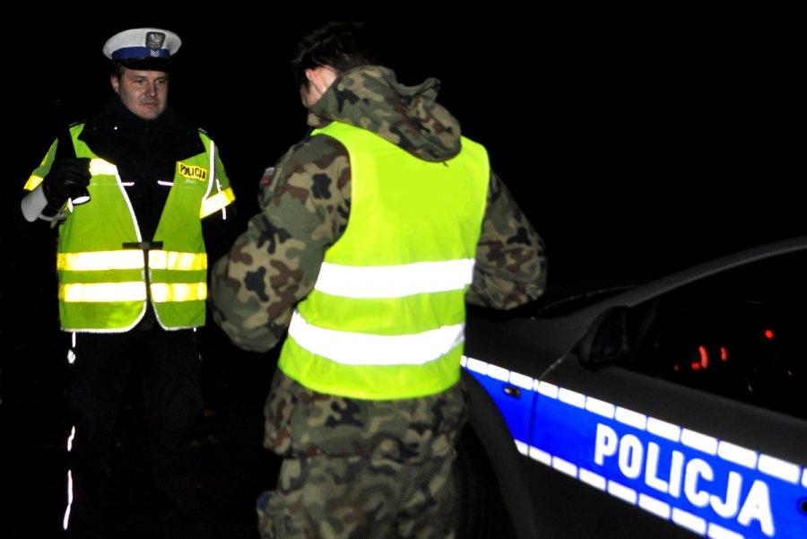 Pijany bez odblasków szedł środkiem drogi. Blisko tragedii na 