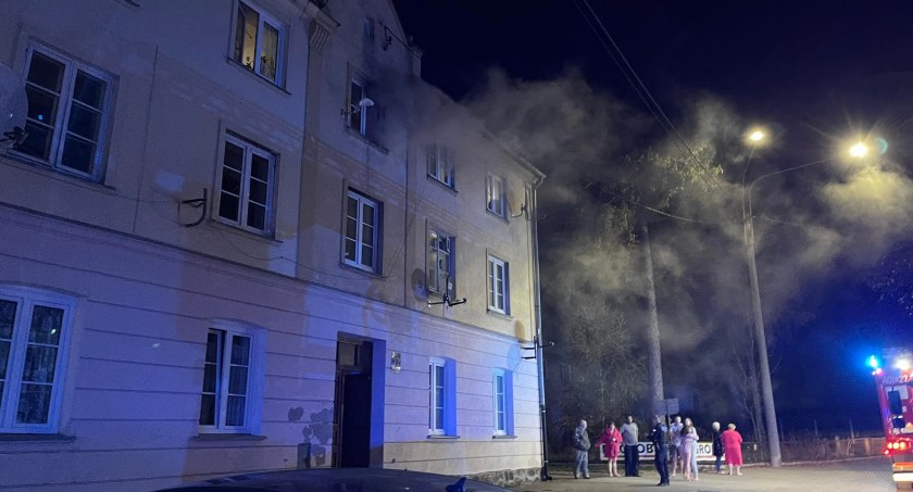 Pożar w Bartoszycach. Spłonęło mieszkanie. Dwie osoby w szpitalu [ZDJĘCIA, FILM]