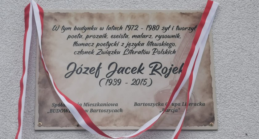 Pamiątkowe tablice dla bartoszyckich poetów. Teresa Bratek i Jacek Rojek upamiętnieni