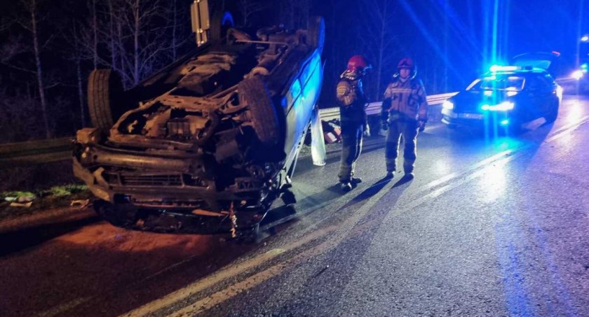 Wypadek w Łabędniku (gm. Bartoszyce). Dachował VW transporter, jedna osoba trafiła do szpitala [ZDJĘCIA]