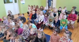 Zdjęcie przedstawia: Dzień Pluszowego Misia w Sępopolu. Przedszkolaki zaprezentowały swoje umiejętności recytatorskie