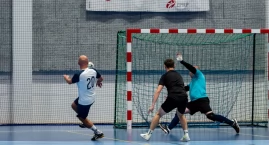 Zdjęcie przedstawia: Futsalowy rollercoaster w bartoszyckiej hali. Emocje, gole i walka o szczyt tabeli w V i VI kolejce mistrzostw