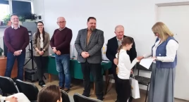 Zdjęcie przedstawia: Poezja i malarstwo między blokami. Barcja i "Budowlani" nagrodzili swoich twórców