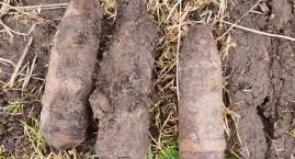 Zdjęcie przedstawia: Niebezpieczne znalezisko pod ziemią. 13 pocisków artyleryjskich w gminie Bartoszyce