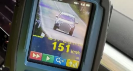 Zdjęcie przedstawia: Pędził 151 km/h na „dziewięćdziesiątce”. 37-latek z powiatu kętrzyńskiego stracił prawo jazdy na DW 592