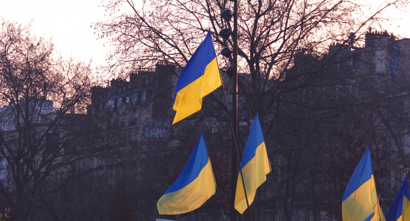 „Tragiczny rok”. Ukraina nadal potrzebuje naszego wsparcia
