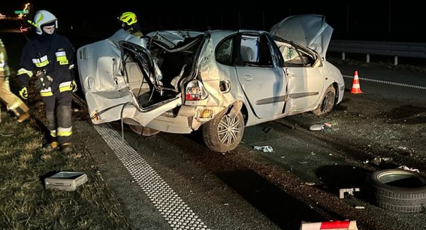 Groźny wypadek pod Wyszkowem. Auto dachowało