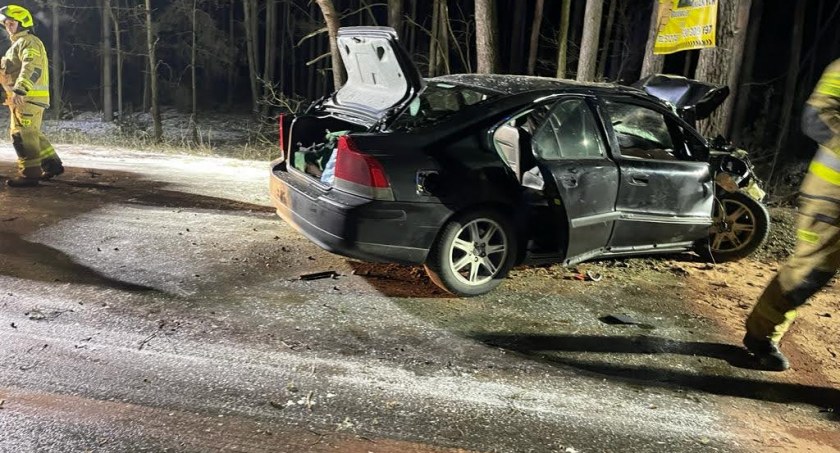 Wypadek osobówki. Auto zatrzymało się na drzewie