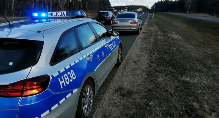 BMW gnało slalomem. Auto zatrzymał inny kierowca