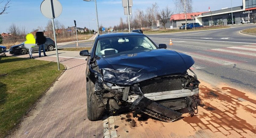 Wypadek na skrzyżowaniu. Dwie osoby trafiły do szpitala