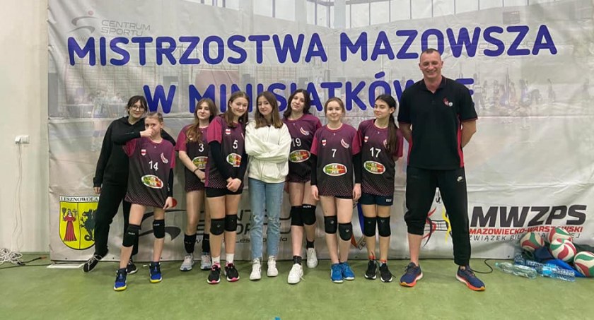 Fantastyczny występ czwórek dziewcząt. Wygrały wszystkie spotkania