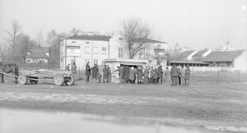 Na starej fotografii - pod wyszkowską budką z piwem